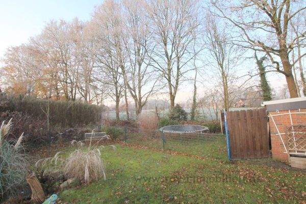 idyllische Lage mit Blick auf Wiesen und Felder