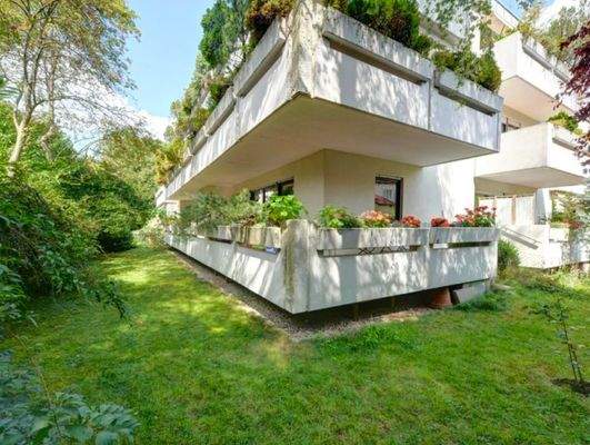 Großer, eingewachsener Garten