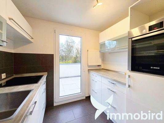 Küche mit Zugang zum Balkon