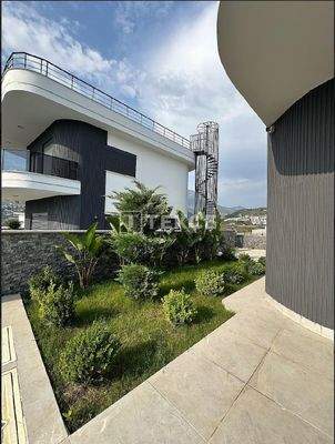 Detached House with a Private Swimming Pool in Alanya