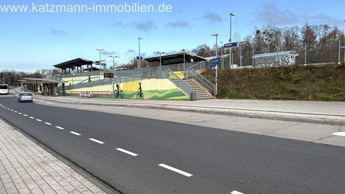 Bahnhof (nach Köln HBF ca. 23 Min)