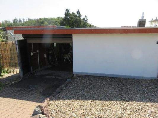 Ansicht der Garage vom Innenhof aus