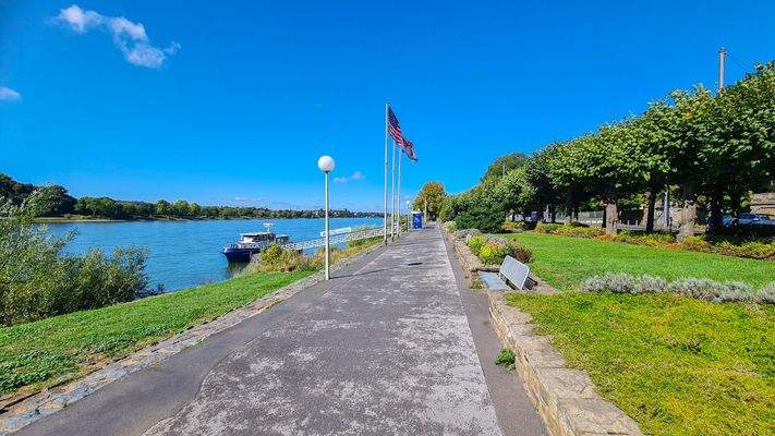 Spaziergänge am Rhein genießen