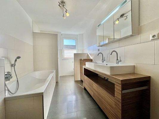 Helles, modernes Tageslicht-Badezimmer OG