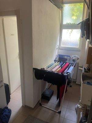 Helle Waschküche mit Fenster