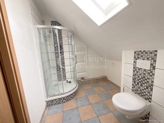 Bad mit Dusche im DG