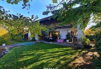 Hausansicht mit Terrasse