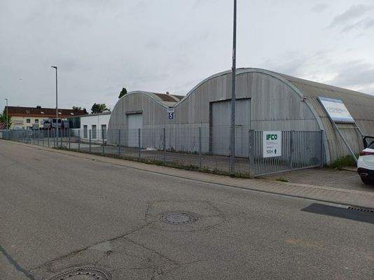 Außenansicht mit Zufahrt