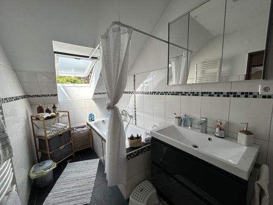 Bad mit Wanne u. Dusche