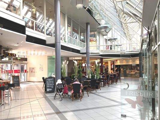 Blick Richtung 2. Centereingang, Gastronomie und Teegut