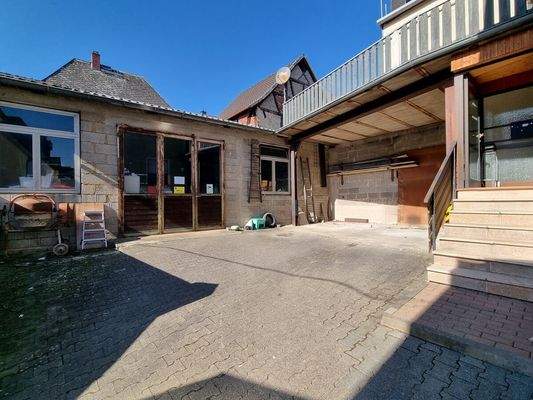 Hof mit Nebegebäude