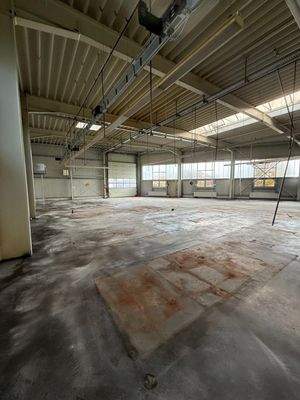 7 Halle hinten mit Rolltor.JPG