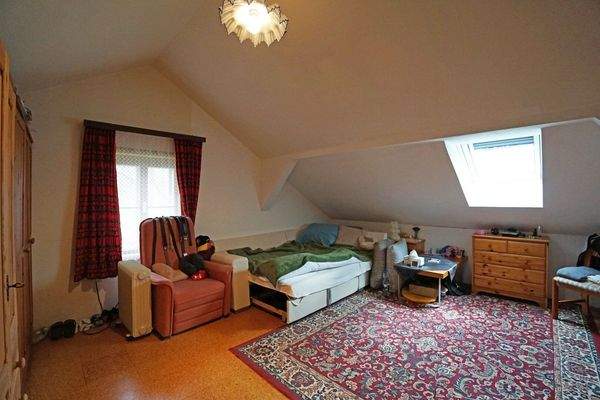 Zimmer 2 im Dachgeschoß mit Waschbecken