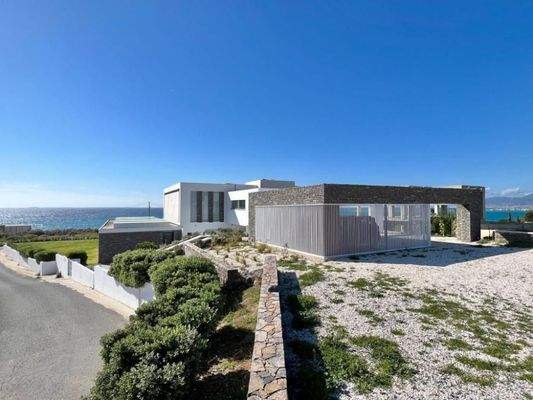 Einzigartige Villa am Meer mit Innenpool, Gärten und Gästehaus