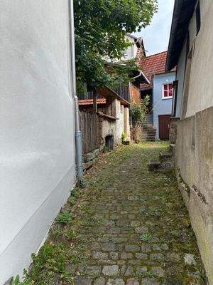 2. Malerische Zugangs-Gasse.jpeg