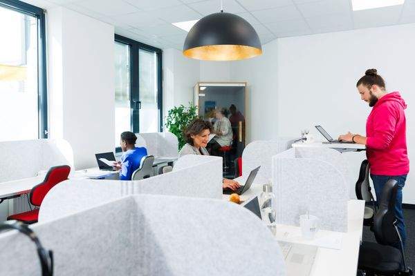 Im Coworking Space Schreibtisch mieten in München