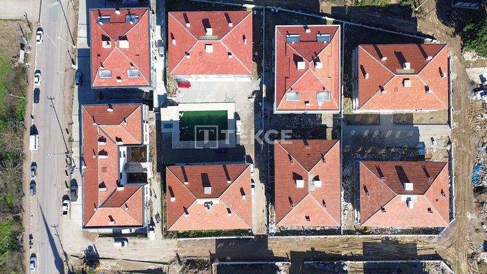 Real Estate in Complex with Sea View and Pool in Yalova Altınova