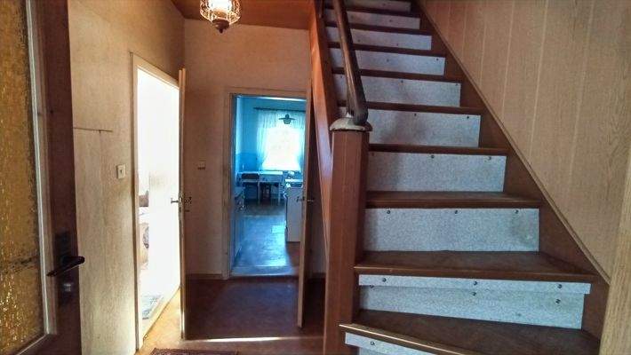 Flur EG & Zugang zum teilausgebauten DG