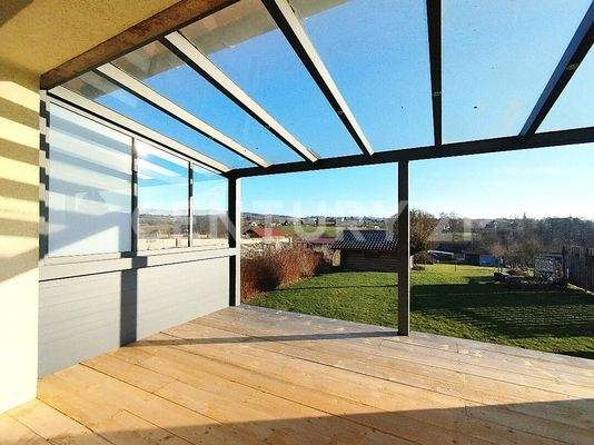 Der überdachte Balkon mit atemberaubendem Fernblick