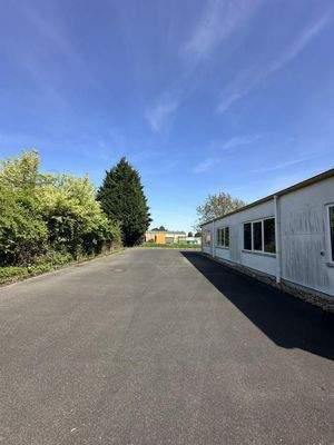 Seitliche Zufahrt auf das Gelände