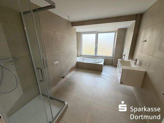 Neues Badezimmer mit Wanne und Dusche