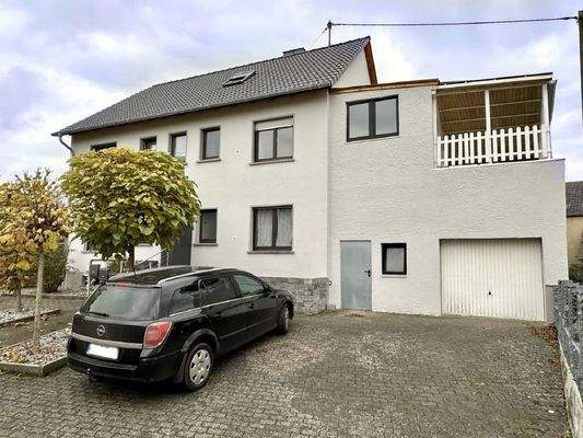 Vorderansicht mit Garagengebäude