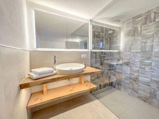 Und bodengleicher Dusche