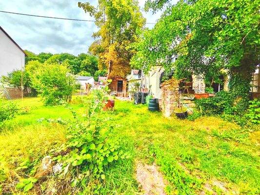 weitläufiger Garten mit viel Grün