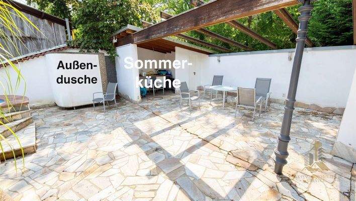 Terrasse hinter dem Pool