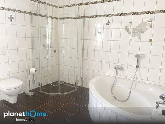 Bad mit WC und Wanne-Dusche 