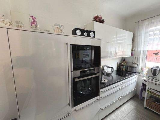 hochwertige Küche OG