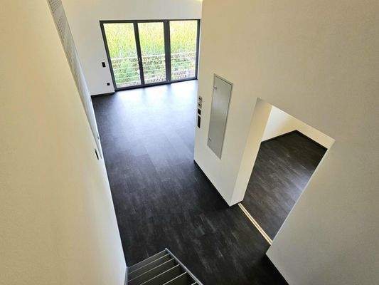 Top 3 Blick auf den Flur und Wohnbereich