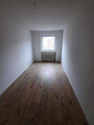 Schmales Zimmer mit Fenster