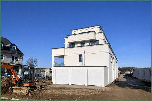 Hausansicht mir 3 Garagen