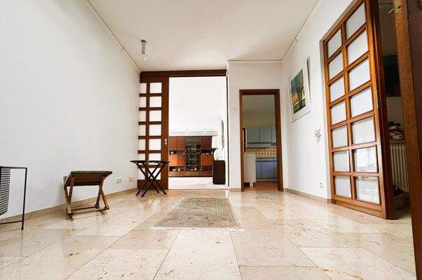 auch der Flur ist taghell...-19-115050-2026_CaseCo