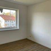 Leeres Zimmer mit Fenster