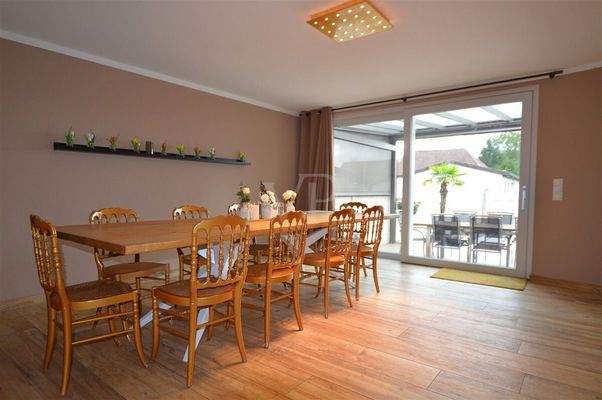 Vorderes Haus: Wohnzimmer mit Zugang auf die Terrasse