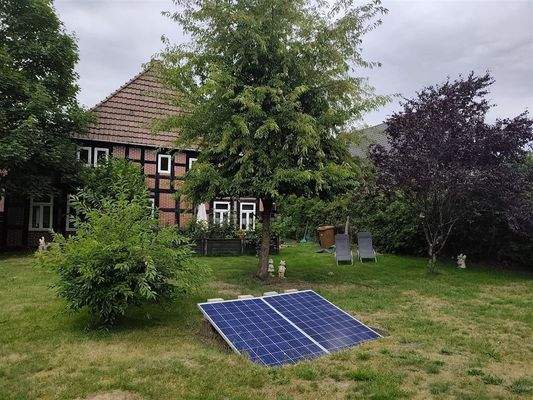 Blick vom Garten auf das Wohnhaus 
