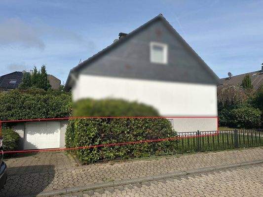 Rot umrahmt Garage und Keller