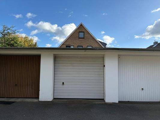 Garage mit elektrischem Sektionaltor