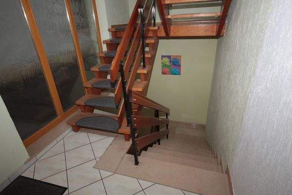 Treppenhaus zum DG, links separater Zugang