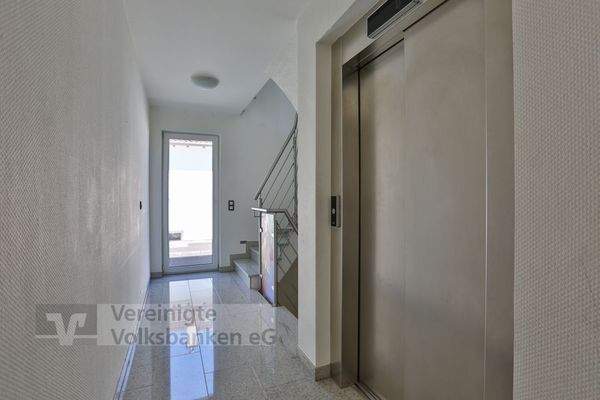 OG-Treppenhaus-Aufzug