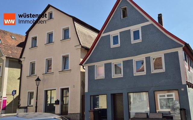 Objektansicht mit seitlichen Zugang zum Haus