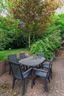 Wohnbereich mit Terrasse und Garten