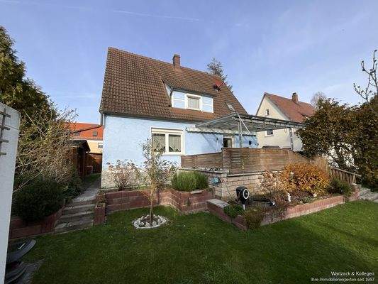 Blick auf das Haus mit Terrasse