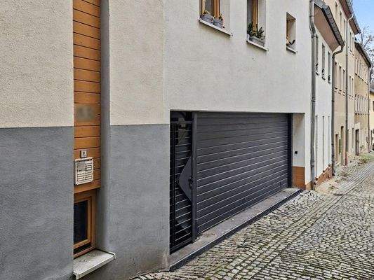 Hauseingang und Tiefgarage