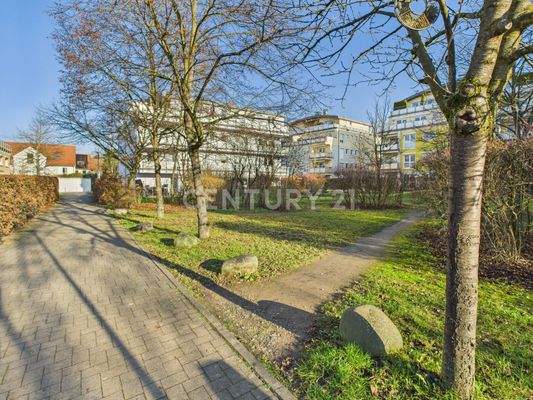 ...mit kleiner Parkanlage hinter dem Haus