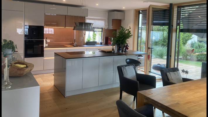 Blick in die offene Einbauküche mit Kochinsel