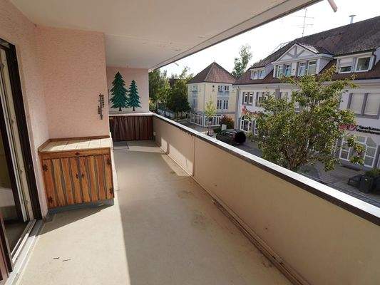 Großzügiger, überdachter Balkon über die gesamte Wohnungsbreite