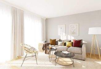 Das helle und geräumige Wohnzimmer bringt Ihre Fam